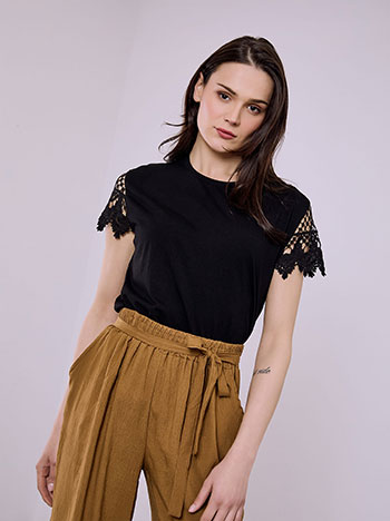 Μπλούζα με μανίκι απο δαντέλα σε μαύρο