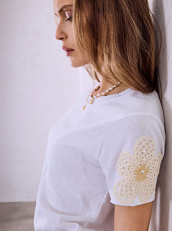 T-shirt with crochet flower appliques in white
