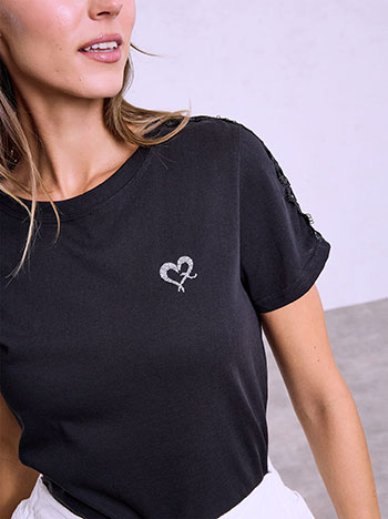T-shirt with rhinestone heart detail in black, 11.99€ | Celestino