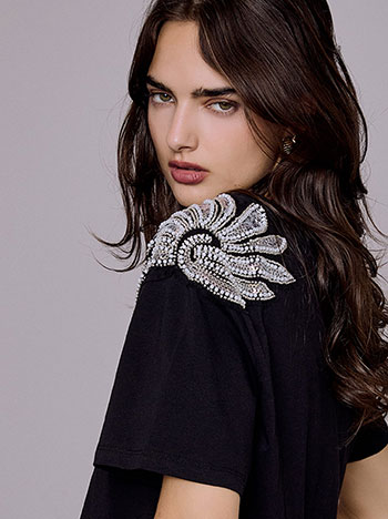T-shirt with sequins and pearls in black