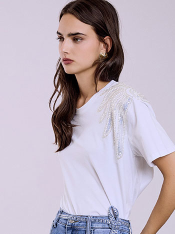 T-shirt με παγιέτες και πέρλες σε λευκό