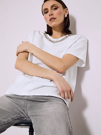 T-shirt με πέτρες strass στη λαιμόκοψη σε λευκό
