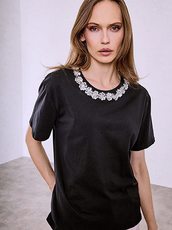 T-shirt with textured flowers in black