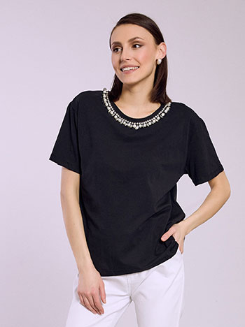 T-shirt with pearls on neckline in black
