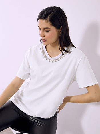 T-shirt με πέρλες στη λαιμόκοψη σε λευκό