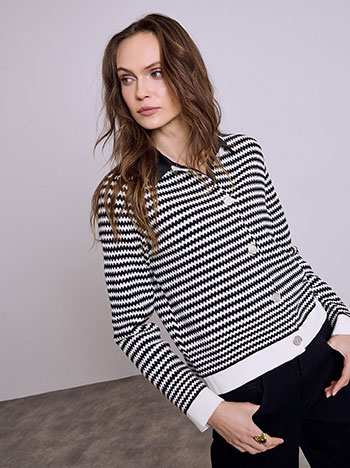 Ζακέτα πλεκτή με strass κουμπιά σε λευκό