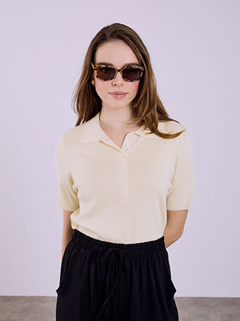 Top with point collar in beige