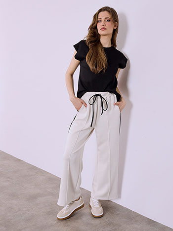 Φόρμα με ρίγα στο πλάι σε μπεζ ανοιχτό