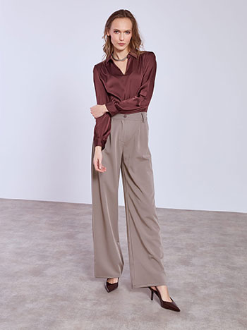 Trousers with pleats in light brown