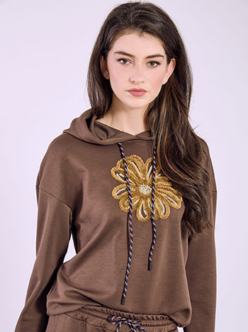 Φούτερ με ανάγλυφο λουλούδι σε καφέ