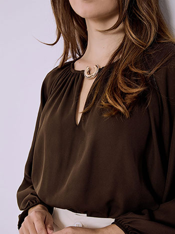 Μπλούζα με μεταλλικό διακοσμητικό σε καφέ
