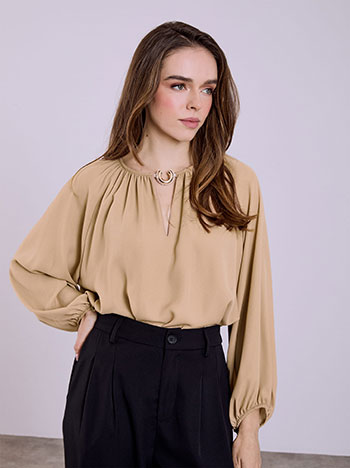 Μπλούζα με μεταλλικό διακοσμητικό σε καμηλό