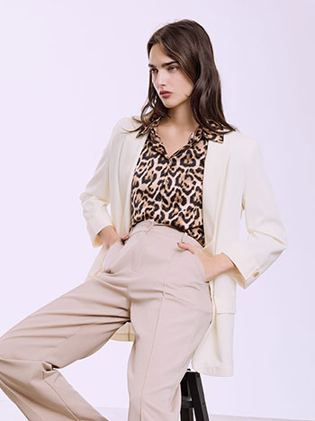 Blazer with shoulder pads in off white