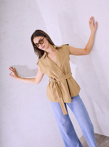 Vest with detachable belt in camel