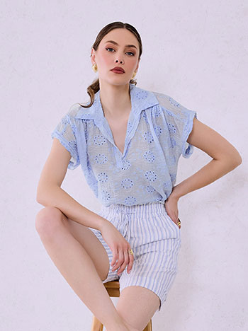 Τοπ κεντητό διάτρητο με γιακά σε γαλάζιο