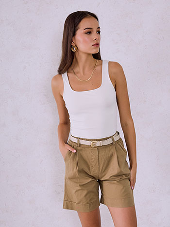 Shorts with detachable belt in camel