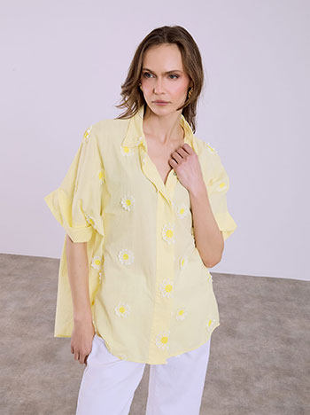 Cotton shirt with daisies in yellow