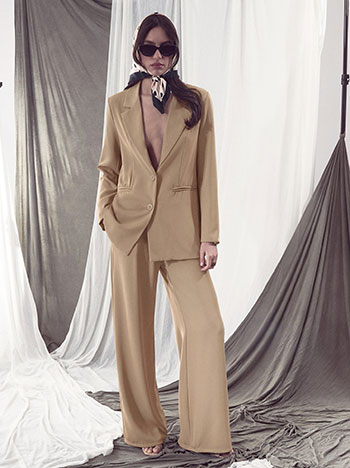 Παντελόνα μονόχρωμη με πιέτες σε καφέ ανοιχτό