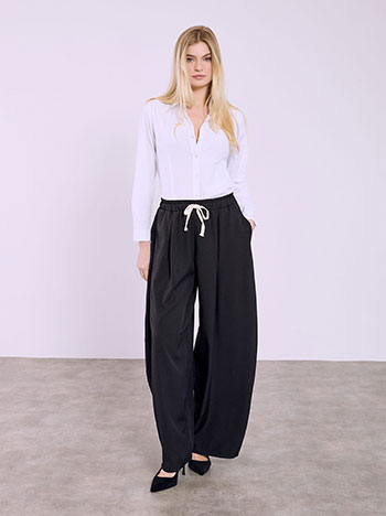 Trousers with pleats in black
