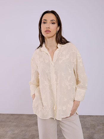Πουκάμισο με ανάγλυφα λουλούδια σε μπεζ