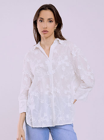 Πουκάμισο με ανάγλυφα λουλούδια σε λευκό