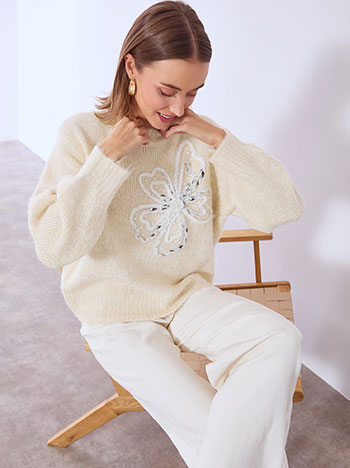 Πουλόβερ με ανάγλυφο λουλούδι με πέρλες σε μπεζ