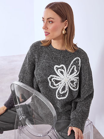 Πουλόβερ με ανάγλυφο λουλούδι με πέρλες σε γκρι σκούρο