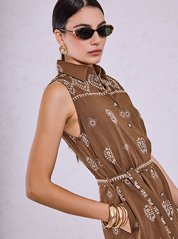 Dress embroidered in brown
