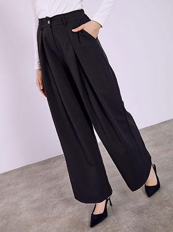 Trousers with pleats in black
