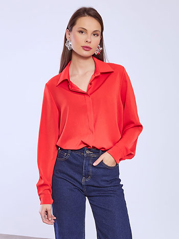 Shirt with point collar in red