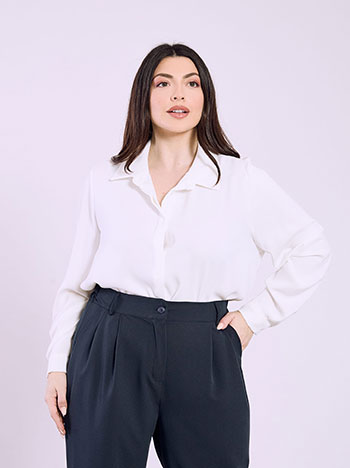 Πουκάμισο με κλασικό γιακά σε λευκό