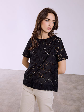 Broderie top in black
