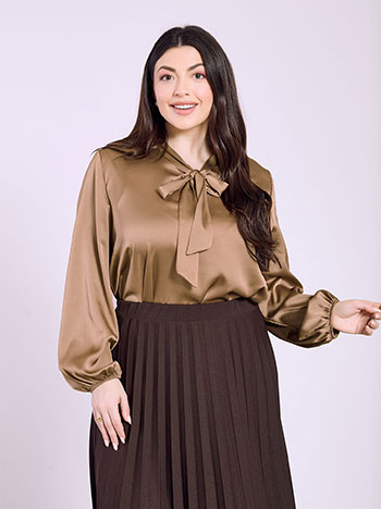 Μπλούζα σατέν με δέσιμο σε καμηλό