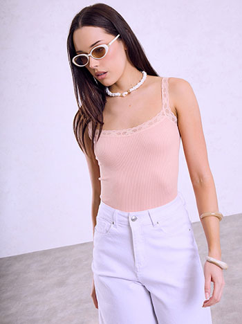 Ribbed bodysuit with lace details in pink