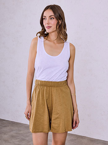 Shorts with raw hemline in camel