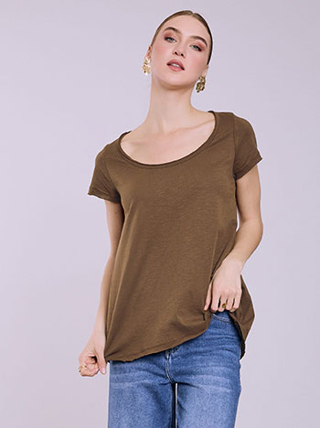 T-shirt με καμπύλη στο τελείωμα σε καφέ