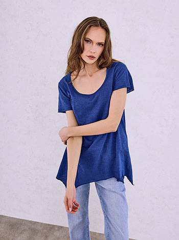 Asymmetric hem top in blue