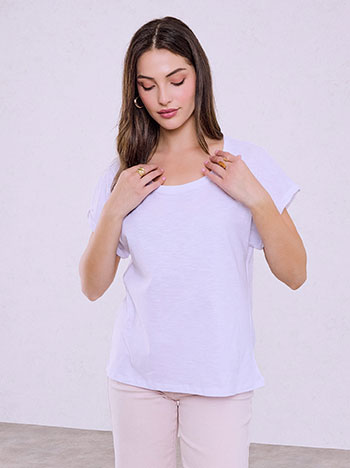 Top with rolled up sleeves in white