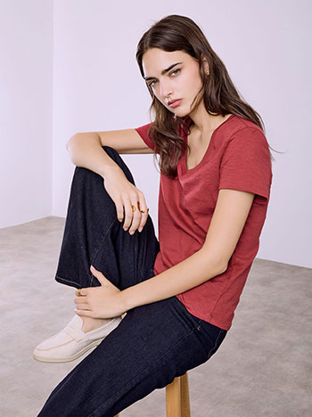 T-shirt βαμβακερό με V λαιμόκοψη σε κόκκινο ανοιχτό