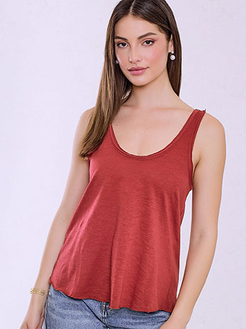 Τοπ με αφινίριστες λεπτομέρειες σε κόκκινο ανοιχτό