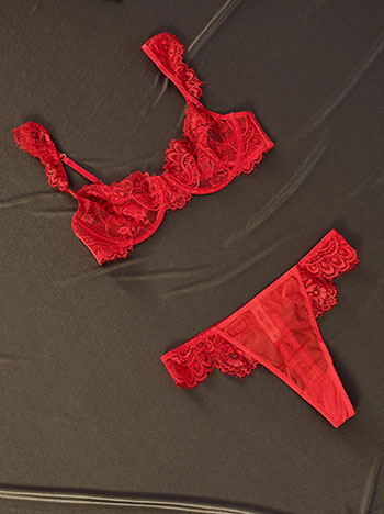 Lingerie set with lace in red