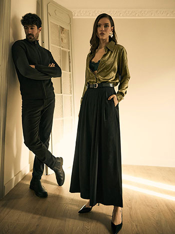 Wide leg trousers with pleats in black