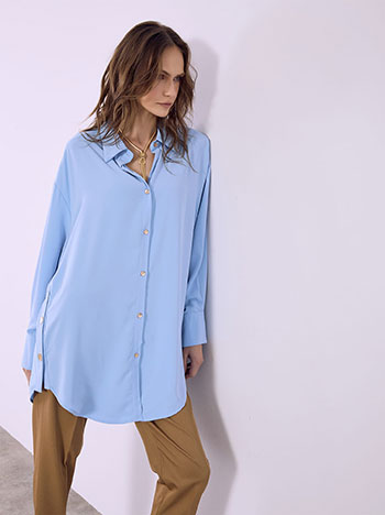 Πουκαμίσα με κουμπιά στο πλάι σε γαλάζιο