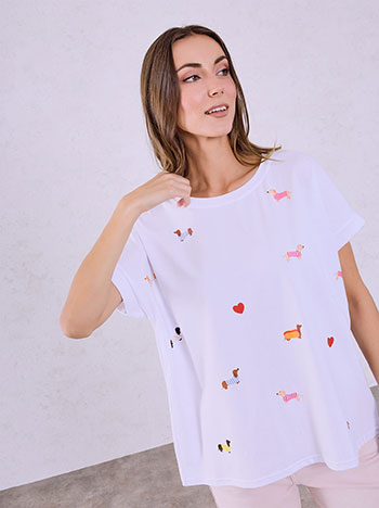 T-shirt με σκυλάκια και καρδιές σε λευκό