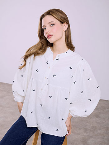 Μπλούζα με κεντητά φιογκάκια σε λευκό