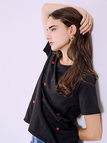 T-shirt με καρδιές σε μαύρο κόκκινο