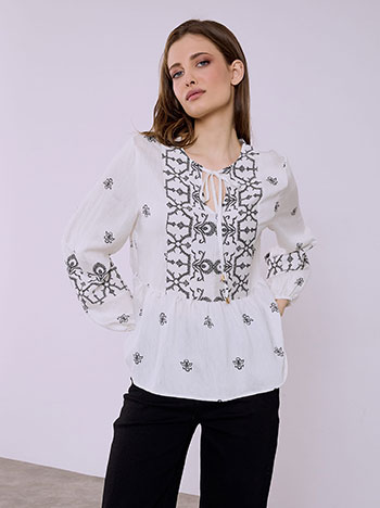 Top with ruffled hemline in white