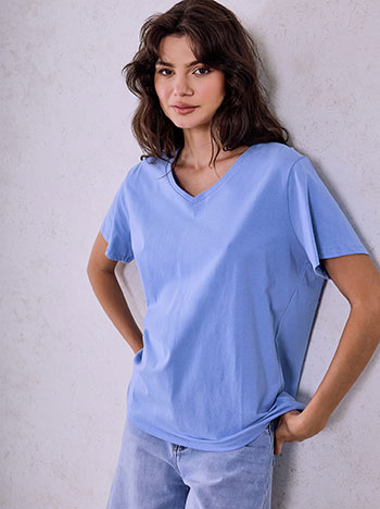 T-shirt με V λαιμόκοψη σε μπλε ανοιχτό