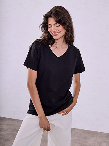 V neckline T-shirt in black