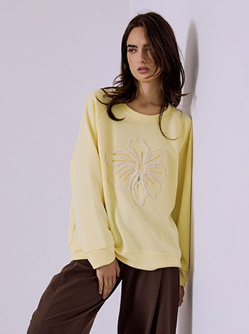 Sweatshirt with textured flower in yellow